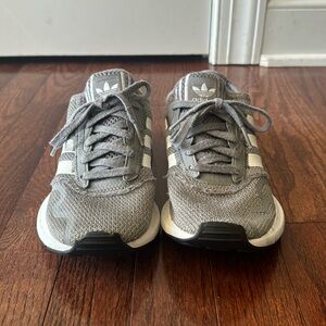 Adidas boys size 4 tennis shoes